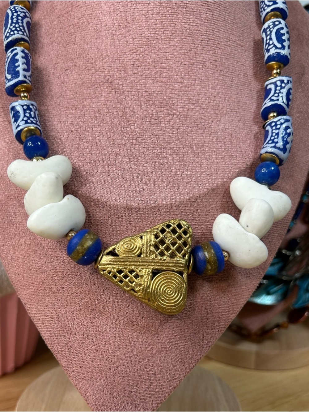 Beautiful Vintage African Trade Bead Necklace - Picture 3 of 8